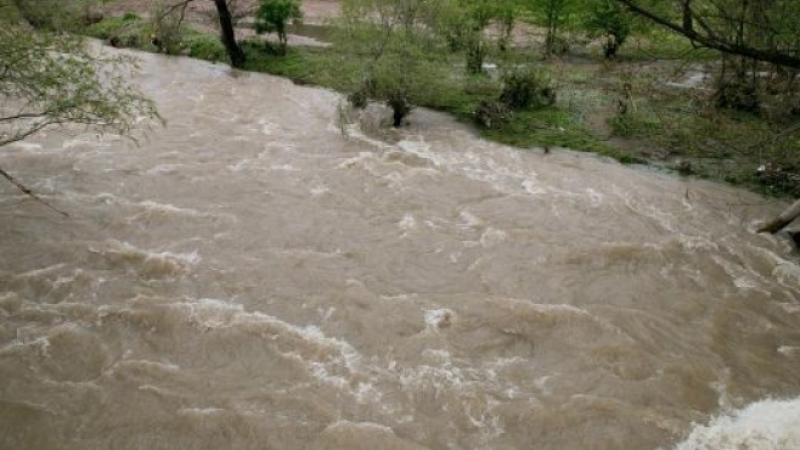Опасност от наводнения в цялата страна, реките са на ръба