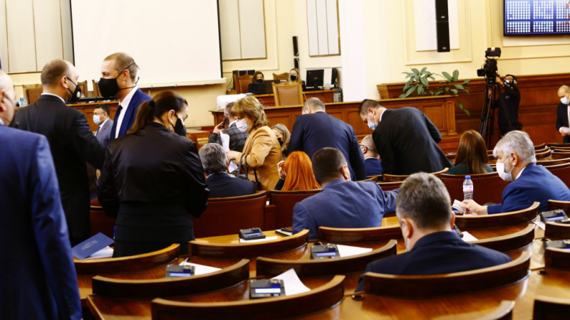 Депутатите работиха 10 минути днес, но ще получат 100 000 лева за заплати