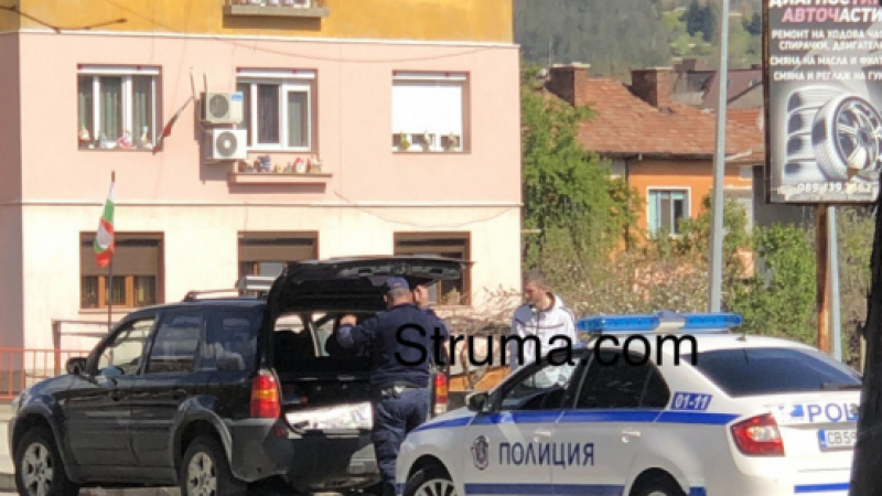 Екшън в Благоевград: Полицаи тарашат джип СНИМКИ