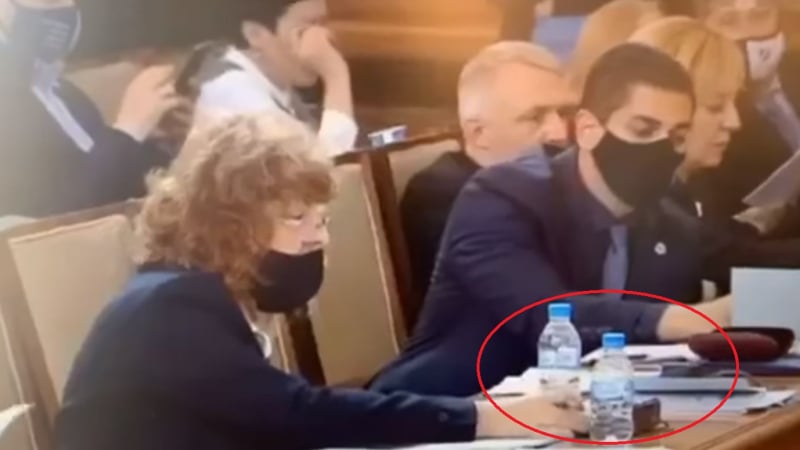 Скандално ВИДЕО: Гласува ли тази дама с картата на липсващия в парламента Тошко Йорданов?! 