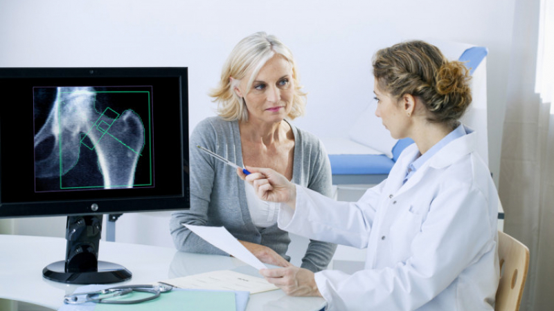 Каква е основната причина за остеопорозата и кой е най-застрашен