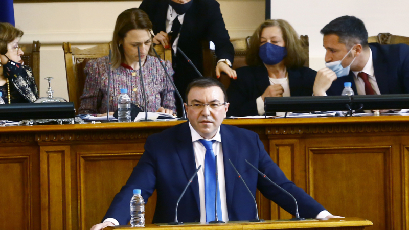 Ангелов: Кой в България вярва още на министър Стойчо Кацаров?