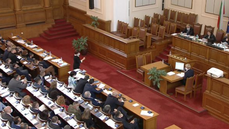 Депутатите гласуваха промени в Изборния кодекс с разправии и издирване на Слави