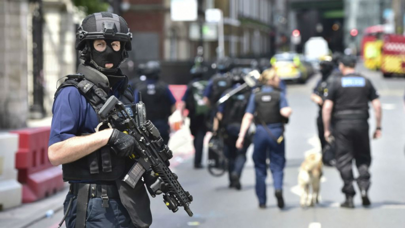 Терор във Франция: Затягат мерките за сигурност след клането на полицайка 