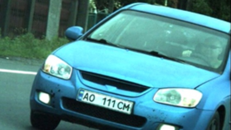 Зрелищни ВИДЕА: Шофьор умело скри номера на колата от радара
