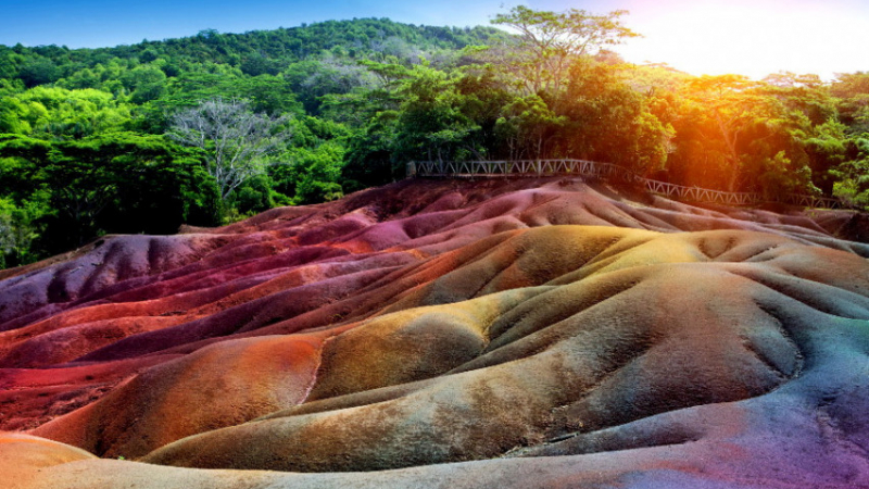 Психоделична пустиня: Невероятна атракция, чийто пясък се излива в седем цвята