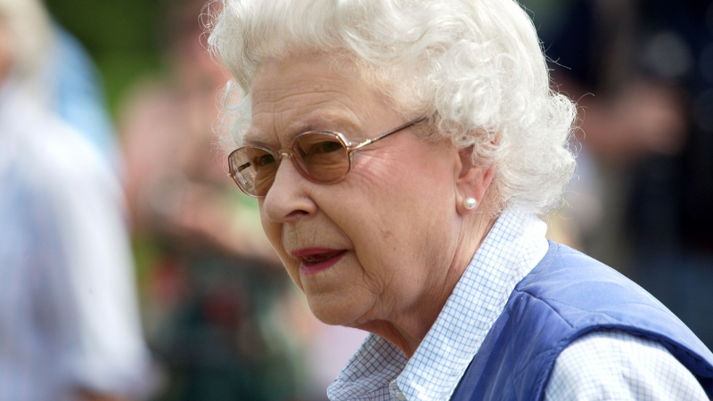 Няма да повярвате какви неща прави кралица Елизабет II докато е на почивка