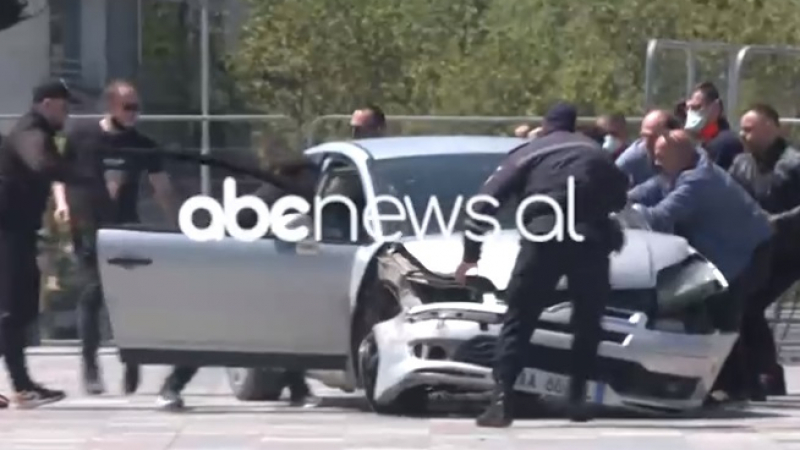 Дрогиран шофьор се вряза в пешеходци в Тирана и стана страшно ВИДЕО 