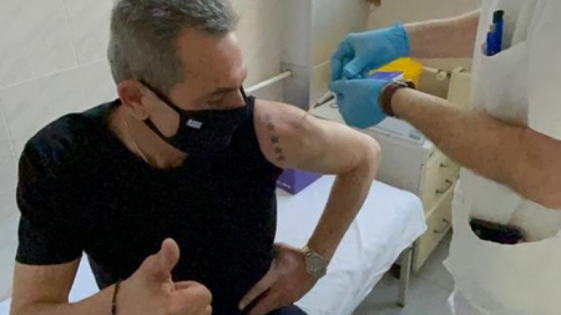 Панос Каменос се ваксинира със „Спутник V“ в Сърбия