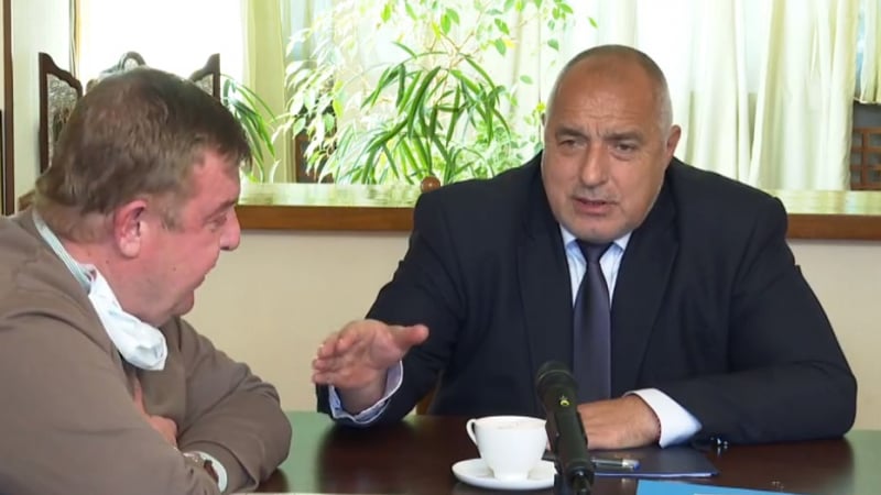 Борисов и Каракачанов изумени от колата, с която Тошко Йорданов пристигнал днес в президентството ВИДЕО