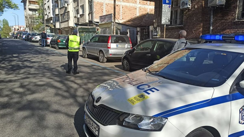 Извънредна ситуация в бургаски квартал, полиция отцепи улица заради... СНИМКИ 