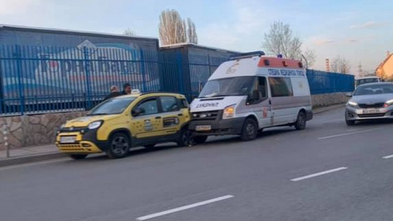 Само в БЛИЦ! Такси и линейка се удариха в София 