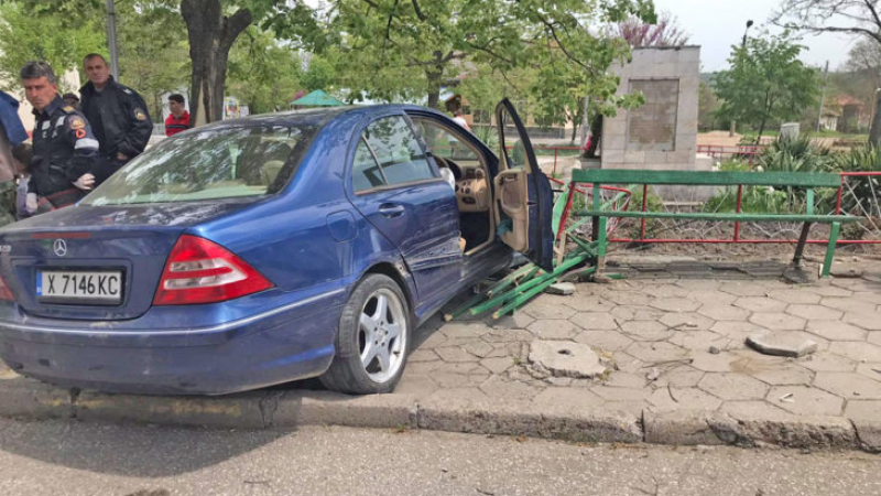 Кошмар! 18-г. момиче се вряза с колата на англичанин в група деца в Сладун! 