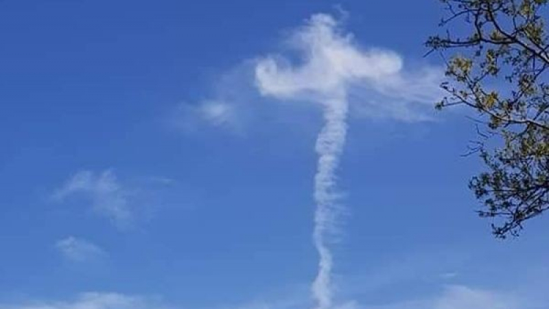 Мистичен кръст се появи в небето над Бургаско СНИМКА