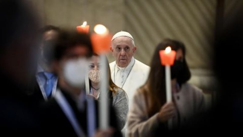 Папа Франциск бори К-19 с молитви