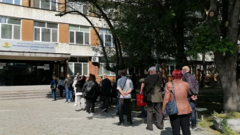 Опашки за втора игла се вият пред РЗИ в Пловдив СНИМКИ 