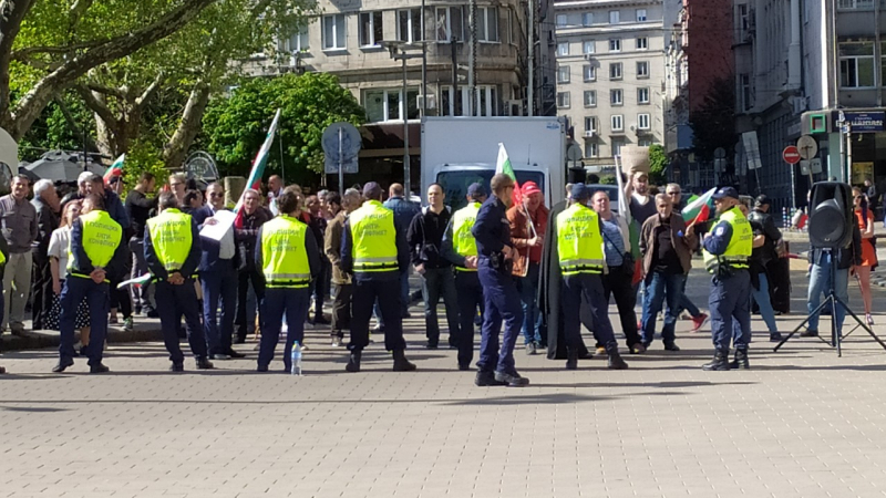 Пред „Дондуков“ 2 гъмжи от полиция, ето какво се случва БЛИЦ TV