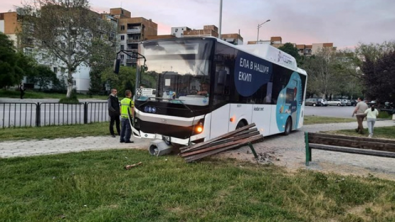 Опасен инцидент с градски автобус на метри от майки и деца в Пловдив СНИМКИ