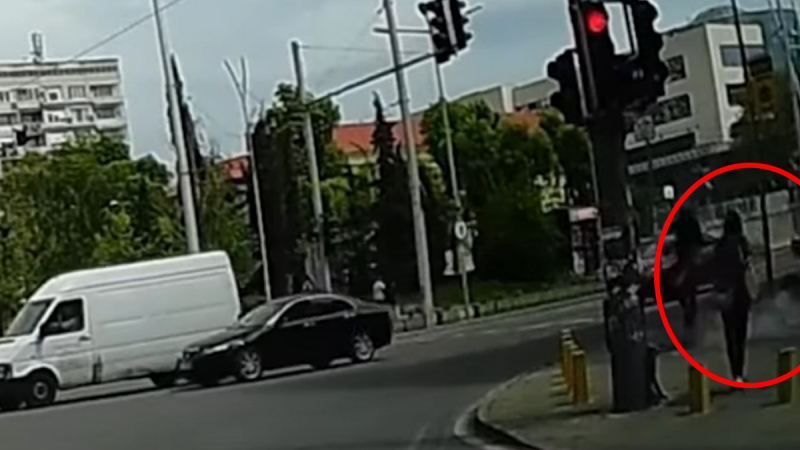 Страшно опасен инцидент в Бургас: На метри от пешеходци... ВИДЕО