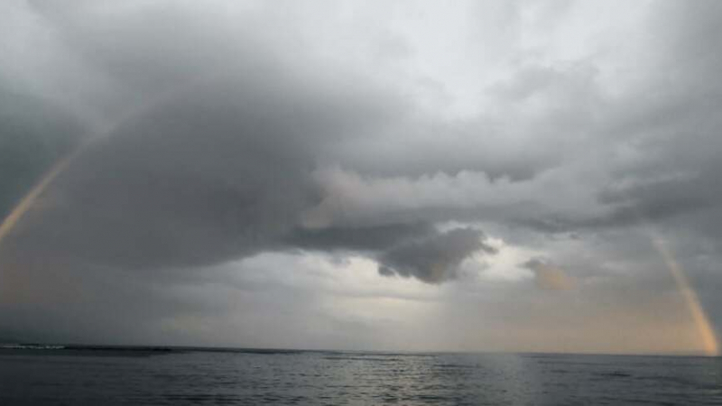 Уникални СНИМКИ с дъга над морето край Варна 