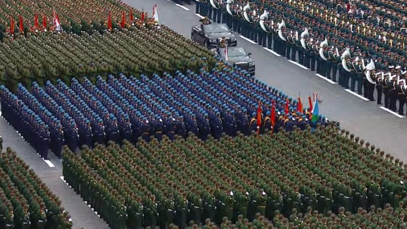 НА ЖИВО от грандиозния военен парад в Москва