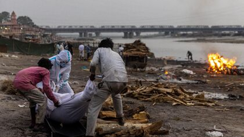 Разложени трупове на умрели от К-19 плуват по Ганг, местните са в шок 