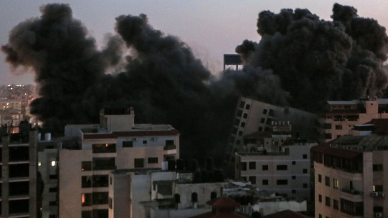 13-етажна жилищна сграда рухна като къща от карти след израелска бомбардировка ВИДЕО 
