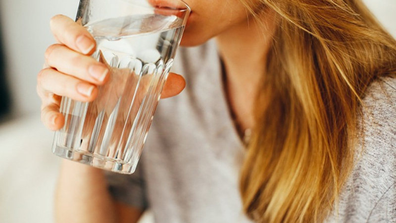 Лекар развенча мита за ползите от пиенето на много вода и предупреди за голяма опасност