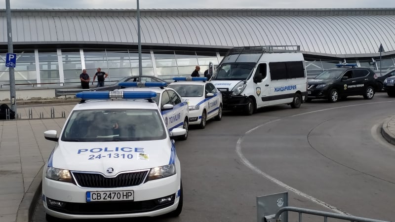 На столичното летище почерня от полиция, ето какво се случва 