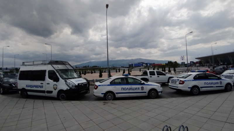 Извънредна ситуация на "Летище София", евакуират пътниците, чакат отряд на баретите!