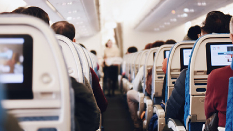 Защо глобиха над $10 000 пътник, издухал носа си в самолет