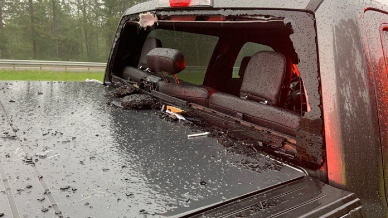 Невиждано: Мълния изби голям къс асфалт от шосе и проби предното стъкло на кола
