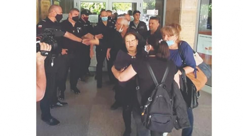 Почернени близки на протест пред съда в Пловдив
