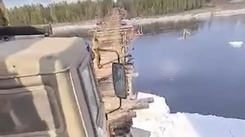 Зрелищни ВИДЕА: КАМАЗ преминава по страховит дървен мост