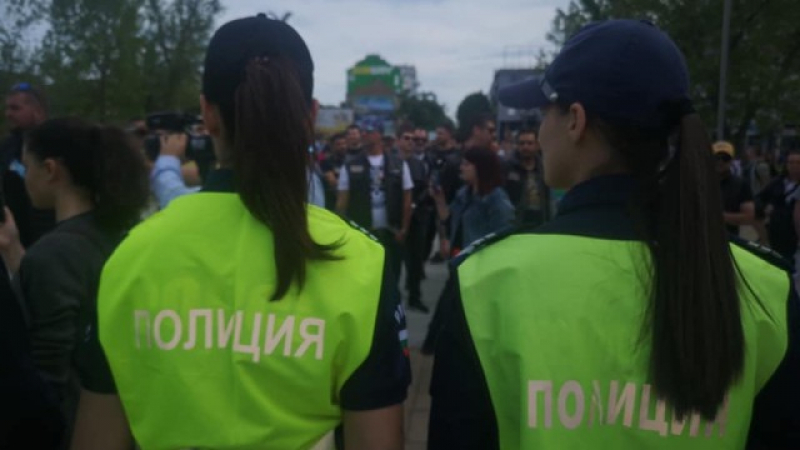 Напрежение на Прайда в Бургас: Хвърчат яйца и димки, уцелиха полицай СНИМКИ