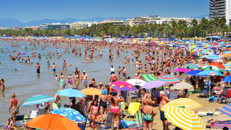 Край на мерките: Плажовете в Испания и Португалия гъмжат от хора ВИДЕО