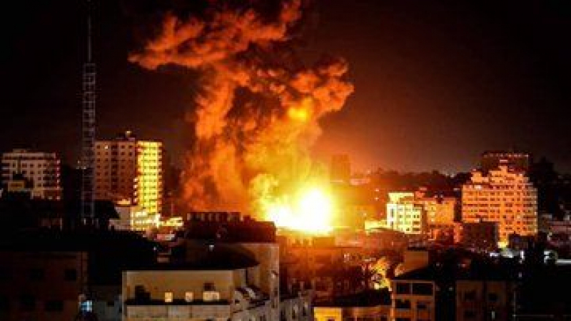 Израелската армия изравнява Газа с бомби ВИДЕО