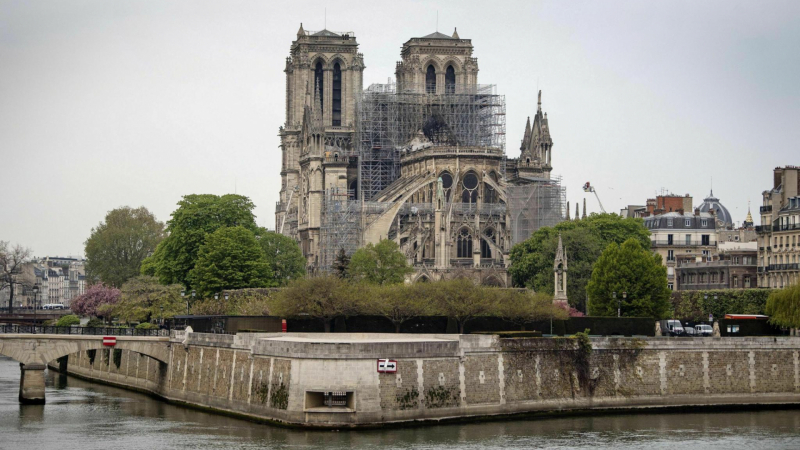 Извънредна ситуация в Париж, затвориха площад „Нотр Дам“ 