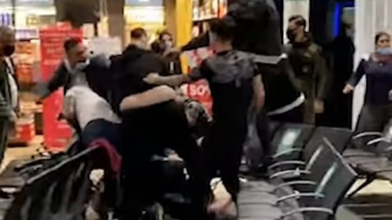 Масов бой на летище в Лондон: 11 мъже се млатиха жестоко ВИДЕО