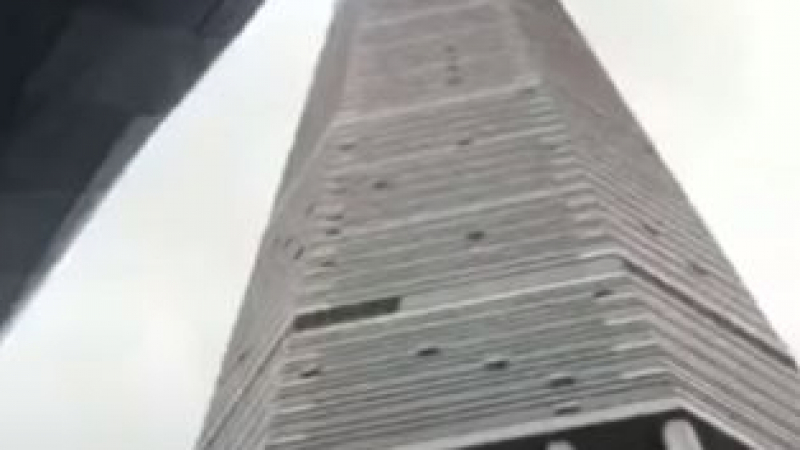 300-метров небостъргач се разлюля, минувачи бягат като обезумели ВИДЕО
