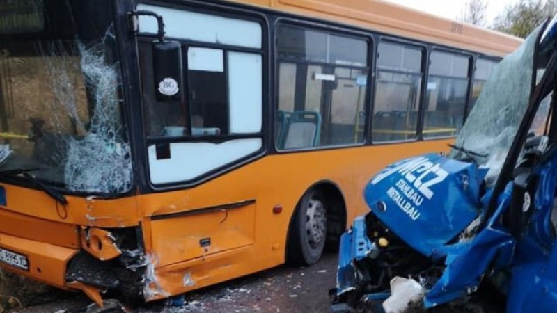 Извънредно в БЛИЦ: Автобус връхлетя 10 коли в София, погромът е кошмарен!