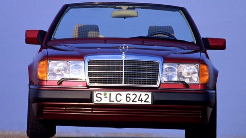 Защо през 90-те години дясното огледало на колите бе по-късо от лявото