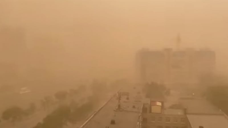 Мощна пясъчна буря удари Русия и всичко стана като на Марс ВИДЕО