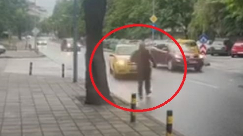 Куриоз в центъра на Пловдив: Такси тръгна само, а шофьорът... ВИДЕО