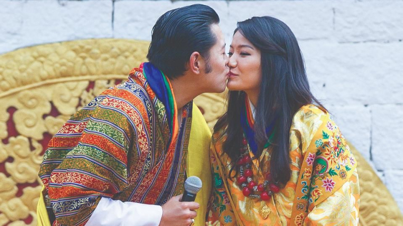 Невероятната история на краля на Бутан, който отказал многоженството и още на 17 г. си избрал съпруга