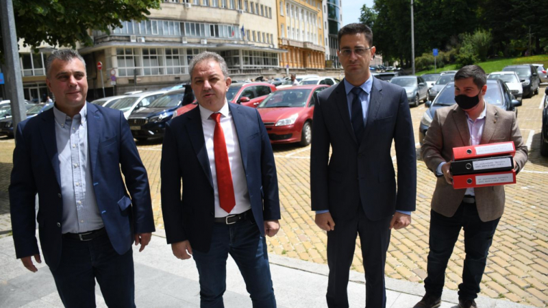 ВМРО, „Воля“ и НСФБ регистрираха коалицията си за изборите без лидерите си СНИМКИ