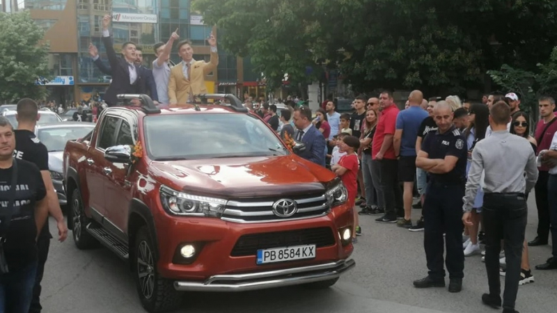 Луксозните возила засенчиха лъскавите рокли на абитуриентките в Пловдив СНИМКИ