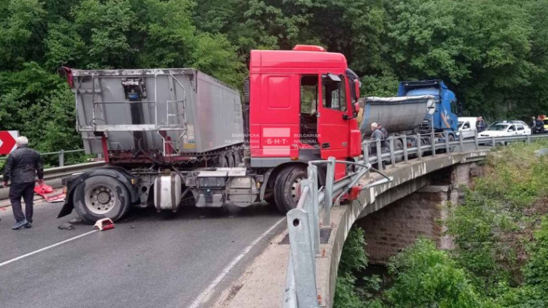 Катастрофа между два камиона затвори пътя Варвара-Велинград СНИМКИ 