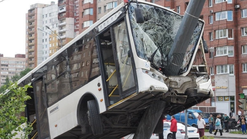 Зрелищни ВИДЕА: Автобус се вряза в осветителен стълб и увисна над земята