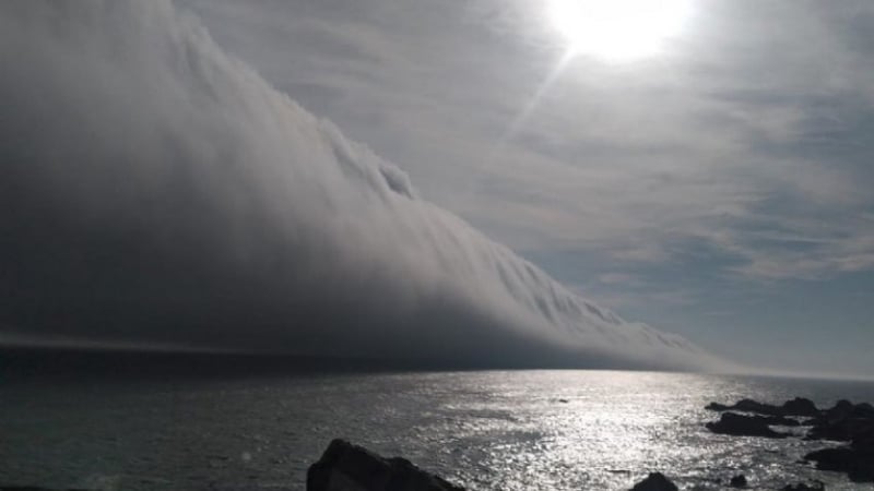 Тайнствено гигантско цунами в небето хвърли в ужас Чили ВИДЕО